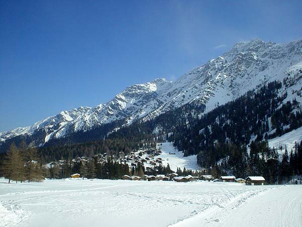La Fouly, au Val Ferret (Valais), petite station familiale de sports d'hiver et étape du Tour du Mont-Blanc en randonnée.