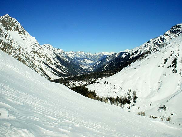 Quelque part au-dessus de La Fouly, au Val Ferret (Valais), petite station familiale de sports d'hiver et étape du Tour du Mont-Blanc en randonnée.