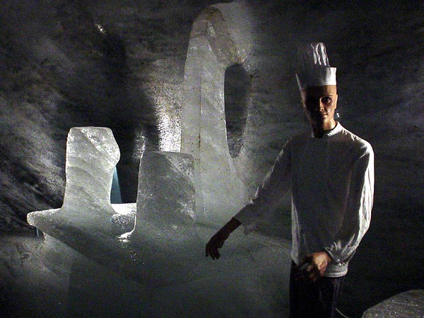 Sculptures de glace dans la grotte de la Mer de Glace, au-dessus de Chamonix, septembre 2002.