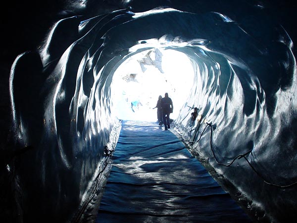 Dans le tunnel menant à la grotte de la Mer de Glace, au-dessus de Chamonix, septembre 2002.