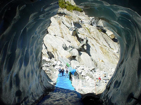 Entrée de la grotte de la Mer de Glace, au-dessus de Chamonix, septembre 2002.