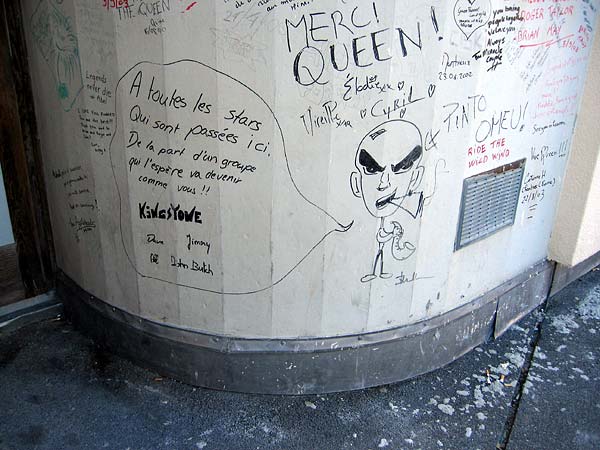 Montreux: graffitis en hommage à Queen et Freddie Mercury à l'entrée des mythiques Mountain Studios...
