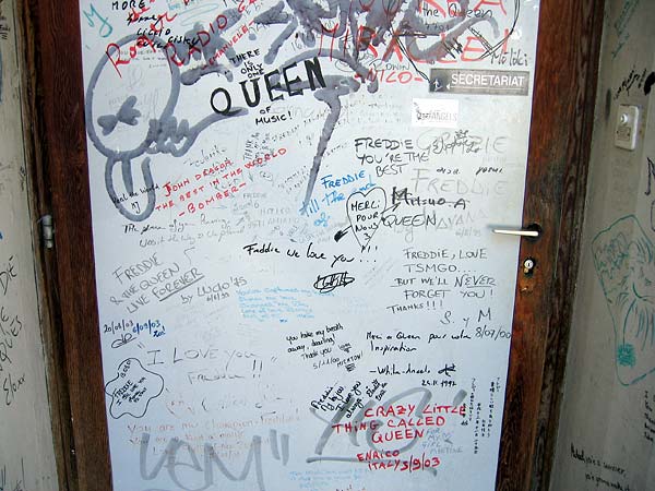 Montreux: graffitis en hommage à Queen et Freddie Mercury à l'entrée des mythiques Mountain Studios...