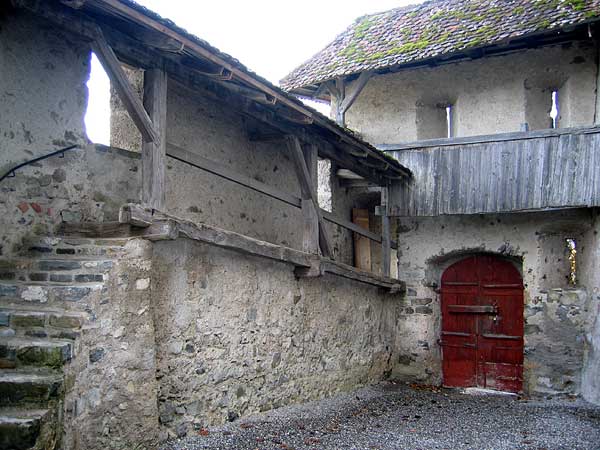 Murs d'enceinte au Château de Gruyères.