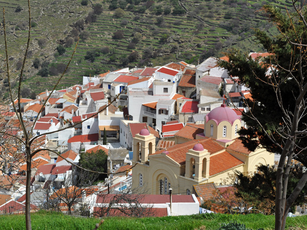 Combien y a-t-il d'églises en Grèce? 100 000? Un million? Davantage encore? Chapelles, églises, monastères à profusion, avec une richesse architecturale et  iconographique tout simplement incroyable...<p>L'église orthodoxe est omniprésente dans tout le pays: certains Grecs construisent même leur petite chapelle privée sur leur propriété, juste à côté de leur maison!