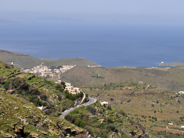 Proche du continent mais difficilement atteignable, Kéa (Tzia) est une île charmante mais plutôt méconnue des touristes étrangers. Elle est surtout fréquentée par les Athéniens parce qu'elle est à 1h seulement du port de Lavrio, au sud de l'Attique.