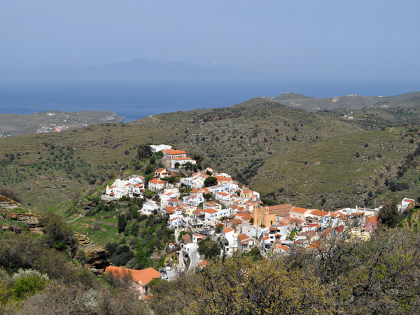 Le magnifique village de Ioulidha (ou Ioulis), sur les hauteurs de Kéa (Tzia), Cyclades, avril 2012.<p>L'île se démarque des autres Cyclades par ses toits couverts de tuiles, une caractéristique qui lui donne un cachet unique.