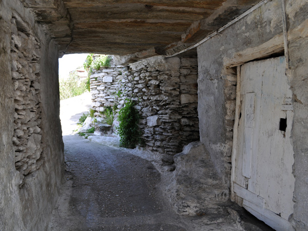 Le magnifique village de Ioulidha (ou Ioulis), sur les hauteurs de Kéa (Tzia), Cyclades, avril 2012.