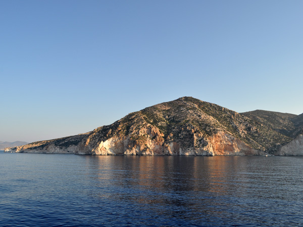 Croisière au large de Kimolos et Polyaigos, îles satellites de Milos. Septembre 2011.