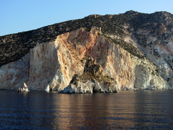 Croisière au large de Kimolos et Polyaigos, îles satellites de Milos. Septembre 2011.