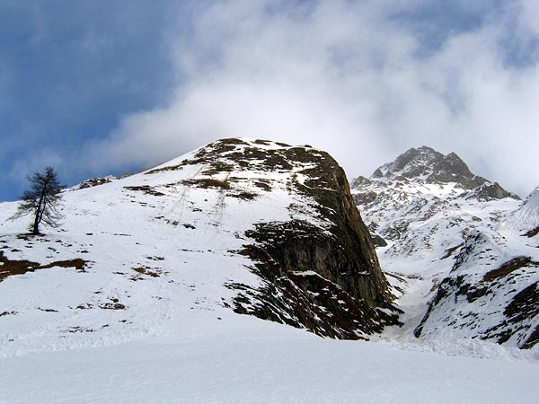 Vision hivernale tout au fond du Val Ferret (Valais), au-delà du village du même nom.
