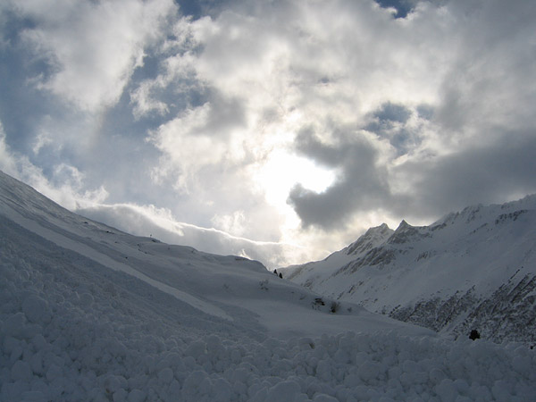Vision hivernale depuis un couloir d'avalanche tout au fond du Val Ferret (Valais), bien au-delà du village du même nom.