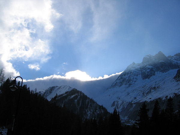 Vision hivernale à La Fouly, au Val Ferret (Valais), petite station familiale de sports d'hiver et étape du Tour du Mont-Blanc en randonnée.