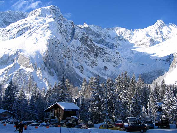 Vision hivernale à La Fouly, au Val Ferret (Valais), sympathique station familiale de sports d'hiver (ski alpin, ski de fond, raquettes).