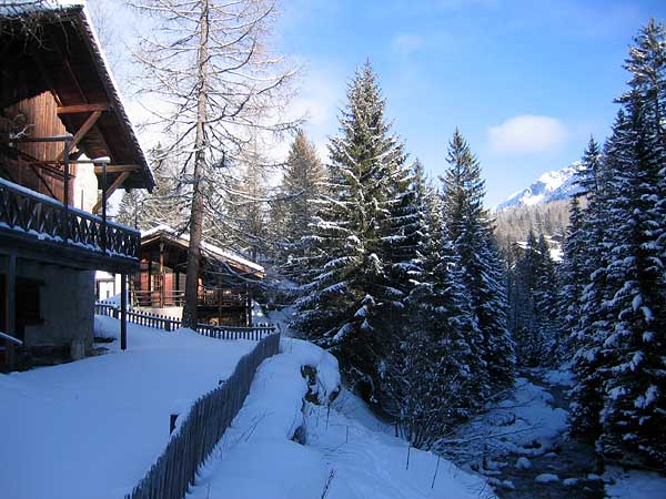 Vision hivernale à La Fouly, au Val Ferret (Valais), sympathique station familiale de sports d'hiver (ski alpin, ski de fond, raquettes).