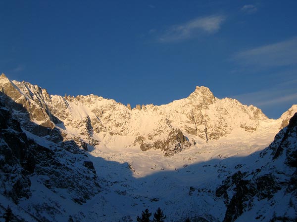 Le soleil se lève sur les cimes qui entourent La Fouly, au Val Ferret (Valais), une sympathique station familiale de sports d'hiver où l'on peut pratiquer ski alpin, ski de fond et raquettes...