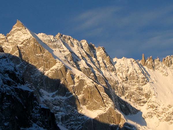 Le soleil se lève sur les cimes qui entourent La Fouly, au Val Ferret (Valais), une sympathique station familiale de sports d'hiver où l'on peut pratiquer ski alpin, ski de fond et raquettes...