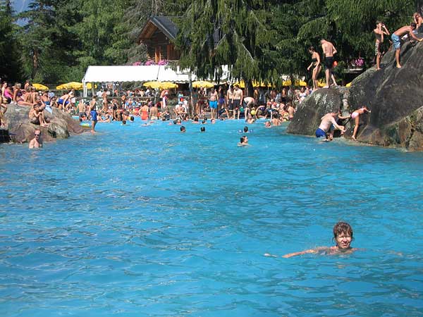 La piscine alpestre des Marécottes, dans la vallée du Trient, au-dessus de Martigny (Valais).