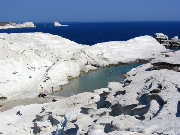 Aspects de Milos, l'île volcanique des Cyclades où fut retrouvée la Vénus de Milo. Septembre 2011.