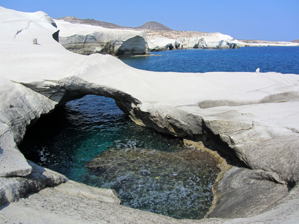 Aspects de Milos, l'île volcanique des Cyclades où fut retrouvée la Vénus de Milo. Septembre 2011.