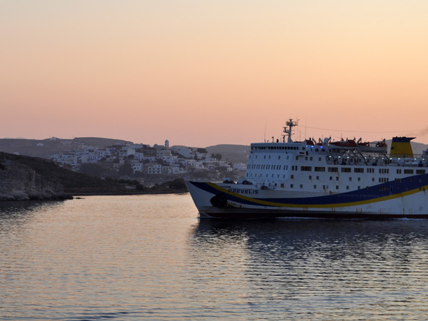 Adamas (également appelé Adamantas) est le port principal de Milos, où arrivent la plupart des ferries.<p>Même si le vieil Adamas, sur la colline, a un certain charme, le port est plutôt décevant et la petite ville n'est pas très attractive.<p>En revanche, la longue plage au sud-est, bordée de tamaris qui offrent une ombre bienvenue, est superbe!