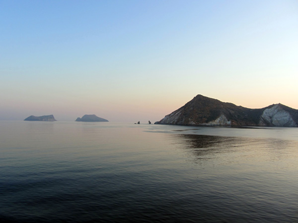 Aspects de Milos, l'île volcanique des Cyclades où fut retrouvée la Vénus de Milo. Septembre 2011.