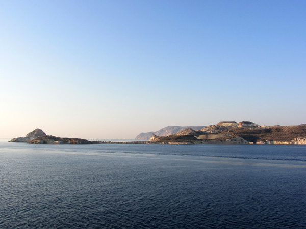 Milos, tout comme Santorin, est une île volcanique et une véritable merveille géologique. Riche en minerais, elle est passablement trouée de mines et de carrières qui gâchent souvent ses paysages.<p>Les infrastructures touristiques sont donc plutôt regroupées vers les plages, même si un petit tour du côté des villages de Plaka et de Tripiti, sur les hauteurs, s'impose ne serait-ce que pour les panoramas spectaculaires qu'ils offrent.