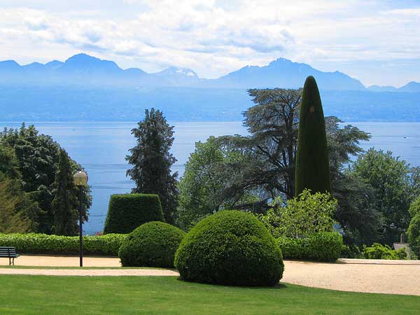 Lausanne: vue sur le lac depuis les jardins du Musée de l'Elysée.
