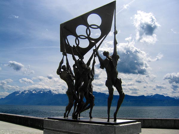 Lausanne: sculpture olympique sur les quais, à l'entrée du parc du Musée olympique.