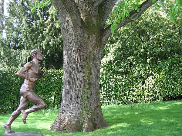 Lausanne: la statue d'Emil Zatopek, dans le parc du Musée olympique.