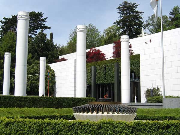 Lausanne: l'entrée du Musée olympique, avec la flamme olympique au premier plan.