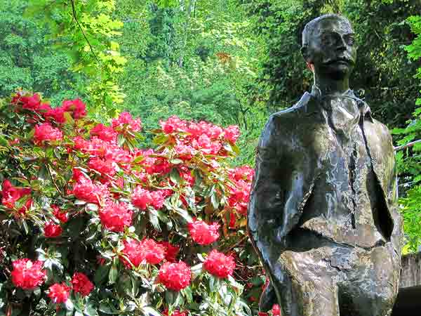 Lausanne: statue de Pierre de Coubertin dans le parc du Musée olympique.