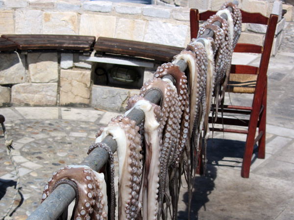 Aspects de Naxos, plus grande et plus haute &icirc;le des Cyclades, avril 2012.