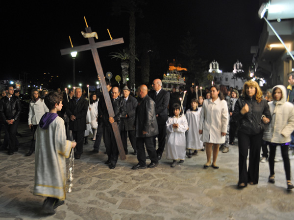 Parikia, Paros, Cyclades, avril 2012. Célébrations de Pâques dans les rues de la ville.