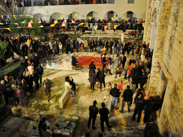 Parikia, Paros, Cyclades, avril 2012. C&eacute;l&eacute;brations de P&acirc;ques &agrave; la Basilique Panaghia Katapoliani.