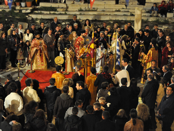 Parikia, Paros, Cyclades, avril 2012. Célébrations de Pâques à la Basilique Panaghia Katapoliani.