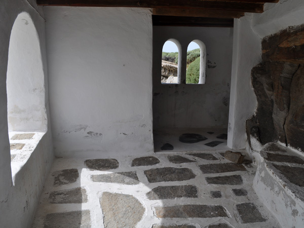 Monastiri, face &agrave; Naoussa, Paros, Cyclades, avril 2012.