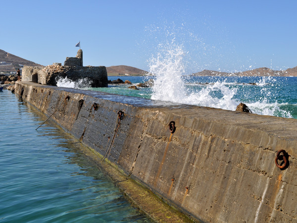 Aspects de Paros, Cyclades: Naoussa, septembre 2011.