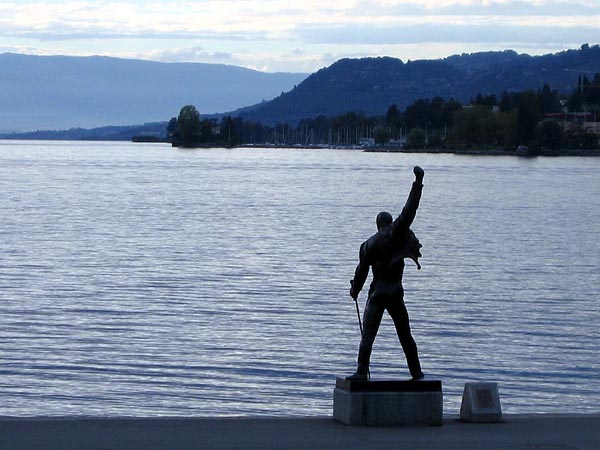 Octobre 2003, la statue de Freddie Mercury au coucher du soleil...
