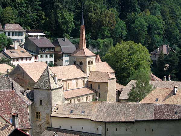 Vue sur le village de Romainmôtier et son abbatiale.