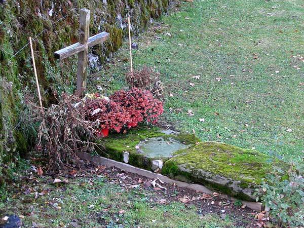 Quelque part dans le village, dans un tout petit pré au pied d'une chapelle en ruine, la tombe toute simple du peintre Balthus à Rossinière, au Pays-d'Enhaut.
