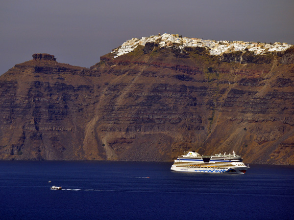 Aspects de Santorin, l'île la plus spectaculaire des Cyclades, 2010.
