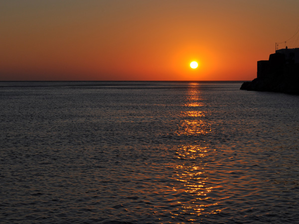 Kamares, port de Sifnos, une île peu connue des Cyclades, dont la gastronomie est réputée. Septembre 2011.