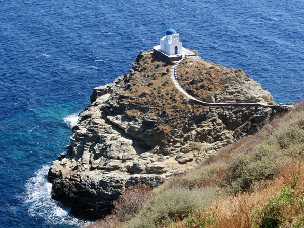 Aspects de Sifnos, une île peu connue des Cyclades, dont la gastronomie est très réputée. Septembre 2011.