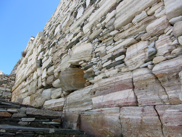 Aspects de Sifnos, une &icirc;le peu connue des Cyclades, dont la gastronomie est tr&egrave;s r&eacute;put&eacute;e. Septembre 2011.