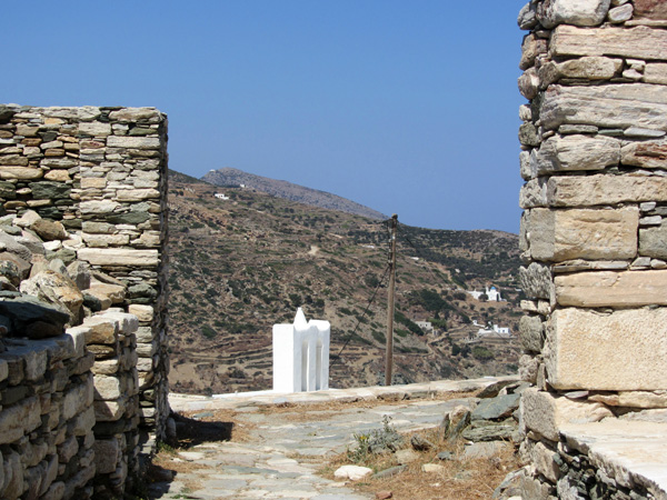 Aspects de Sifnos, une &icirc;le peu connue des Cyclades, dont la gastronomie est tr&egrave;s r&eacute;put&eacute;e. Septembre 2011.