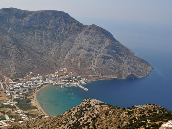Kamares, port de Sifnos, une île peu connue des Cyclades, dont la gastronomie est réputée. Septembre 2011.