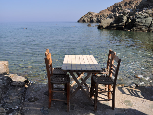 Aspects de Sifnos, une île peu connue des Cyclades, dont la gastronomie est très réputée. Septembre 2011.