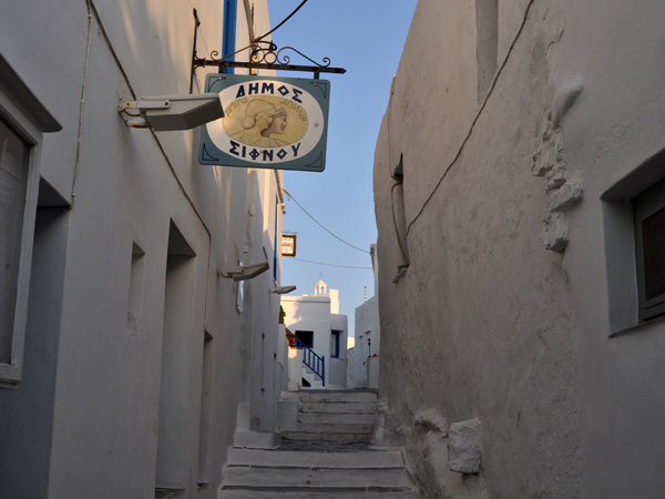 Aspects de Sifnos, une &icirc;le peu connue des Cyclades, dont la gastronomie est tr&egrave;s r&eacute;put&eacute;e. Septembre 2011.