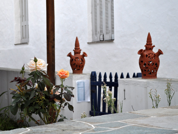 Aspects de Sifnos, une &icirc;le peu connue des Cyclades, dont la gastronomie est tr&egrave;s r&eacute;put&eacute;e. Septembre 2011.